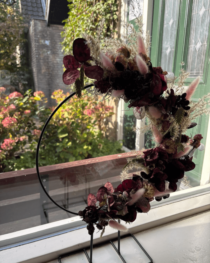 Ring met droogbloemenn op standaard